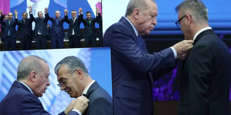 İki Belediye Başkanı AKP'ye Geçti, Rozetlerini Cumhurbaşkanı Erdoğan Taktı