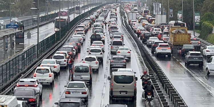 İstanbul'da trafik yoğunluğu yüzde 80'e ulaştı