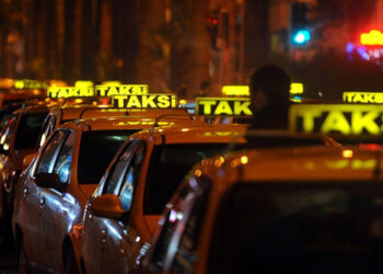 İstanbul’da turist yolculardan fazla ücret alan taksilerin çalışma ruhsatları iptal edildi