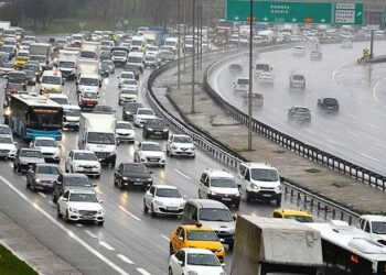 İstanbul'da yağışın da etkisiyle trafik yoğunluğu yüzde 85'e yükseldi