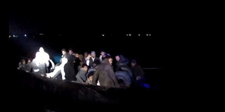 İzmir'de 56 Kaçak Göçmen Yakalandı