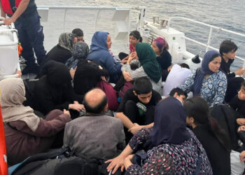 İzmir'de 'Göçmen Kaçakçılığı' Operasyonu: 46'sı Çocuk 81 Kişi...