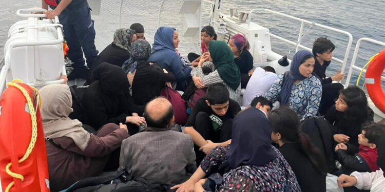 İzmir'de 'Göçmen Kaçakçılığı' Operasyonu: 46'sı Çocuk 81 Kişi...