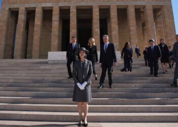 Japonya Altes Prensesi Akiko Mikasa Anıtkabir'i ziyaret etti