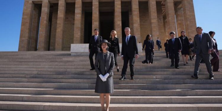 Japonya Altes Prensesi Akiko Mikasa Anıtkabir'i ziyaret etti