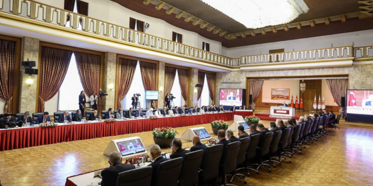 Komisyonda 'Kayyım' Gerginliği: Araya Numan Kurtulmuş Girdi