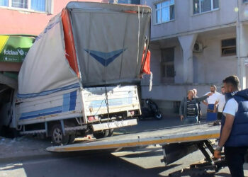 Kontrolden Çıkan Kamyonet İş Yerine Daldı! O Anlar Kamerada