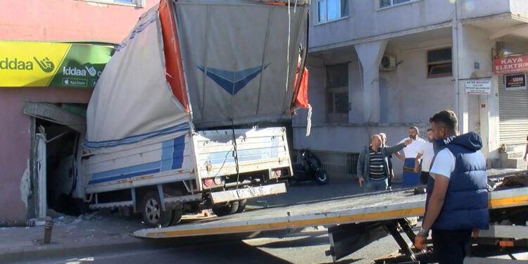 Kontrolden Çıkan Kamyonet İş Yerine Daldı! O Anlar Kamerada