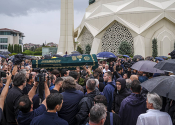 Marmara Denizi'nde teknesi parçalanan Halit Yukay son yolculuğuna uğurlandı; Kıvanç Tatlıtuğ gözyaşlarını tutamadı