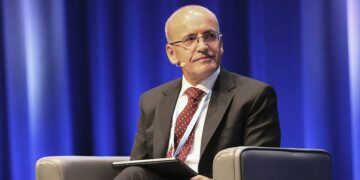 Mehmet Şimşek, yıl sonu için rakam verdi: Enflasyonla mücadele kolay bir iş değil, geçmişe yönelik bir uyarlama süreci var