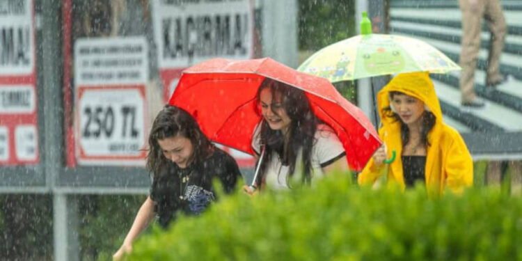 Meteoroloji'den Flaş Yağış Uyarısı! O İllerde Yaşayanlar Dikkat, Bir Anda Sağanak Bastıracak