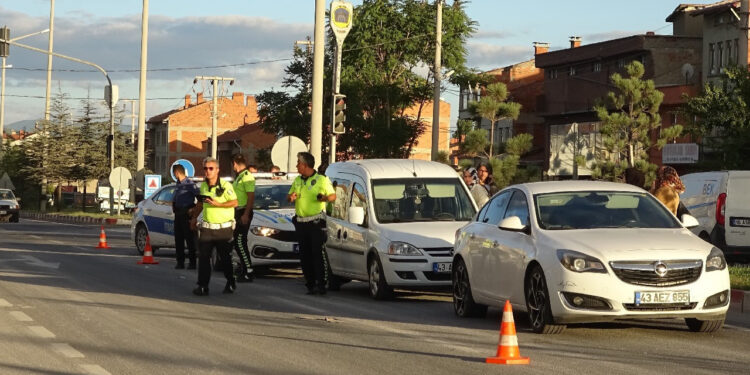 Motosiklet Araçların Arasında Sıkıştı! 1 Yaralı