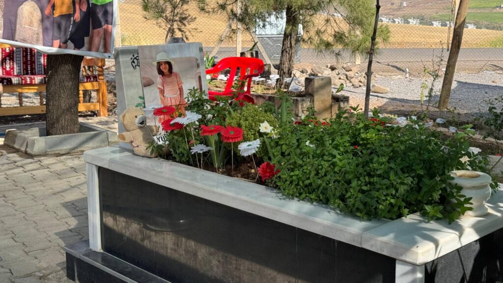 Narin'i okula götürmem gerekirken mezarı başında oturuyoruz