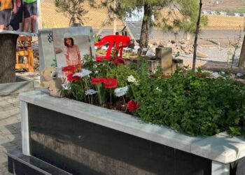 Narin'i okula götürmem gerekirken mezarı başında oturuyoruz