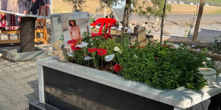 Narin'i okula götürmem gerekirken mezarı başında oturuyoruz