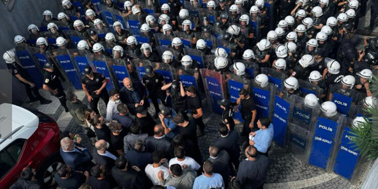 O tek parti rejimi 4 yıl dayanmıştı, bu tek parti rejimi kaç yıl dayanır?