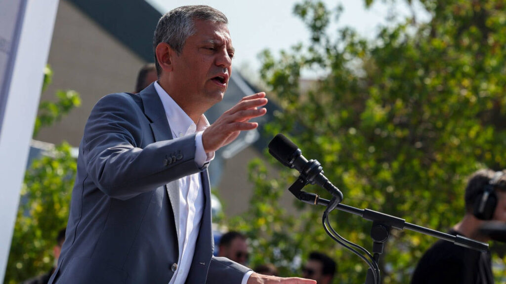 Özgür Özel Eski İl Binası Önünden Seslendi: 'Polisle Giriyorlar, Biz Gelince Kaçıyorlar'