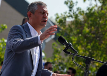 Özgür Özel Eski İl Binası Önünden Seslendi: 'Polisle Giriyorlar, Biz Gelince Kaçıyorlar'