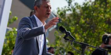 Özgür Özel Eski İl Binası Önünden Seslendi: 'Polisle Giriyorlar, Biz Gelince Kaçıyorlar'