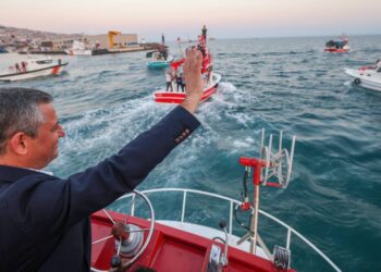 Özgür Özel dümene geçti, miting alanına balıkçı teknesiyle gitti