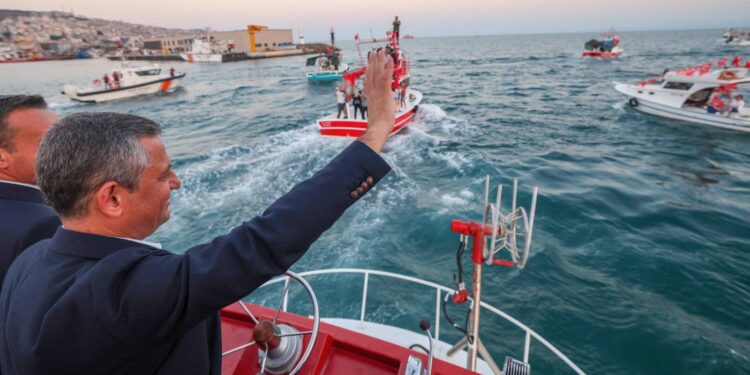 Özgür Özel dümene geçti, miting alanına balıkçı teknesiyle gitti