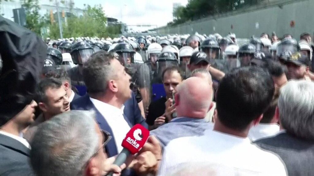 Polis çekilirse, tek başına içeri kabul edilecekti ama abluka yoğunlaştı!