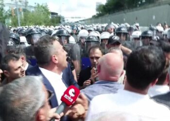 Polis çekilirse, tek başına içeri kabul edilecekti ama abluka yoğunlaştı!