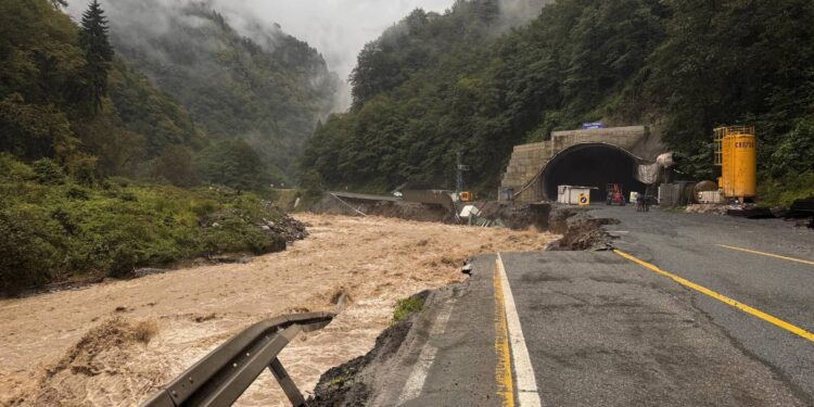 Rize ve Artvin’de selin izleri siliniyor