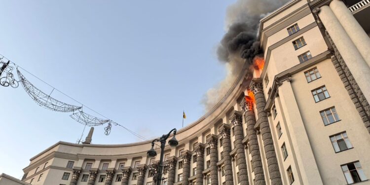 Rusya ilk kez Kiev’de hükümet binasını vurdu