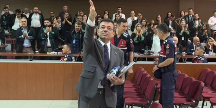 Seçilmiş belediye başkanına "ahmak" sözünden ceza vermek sandık iradesine açık saldırıdır!