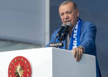 Siyasi problemlerin çözümü siyasetin içinde bulunmak durumunda