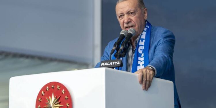 Siyasi problemlerin çözümü siyasetin içinde bulunmak durumunda