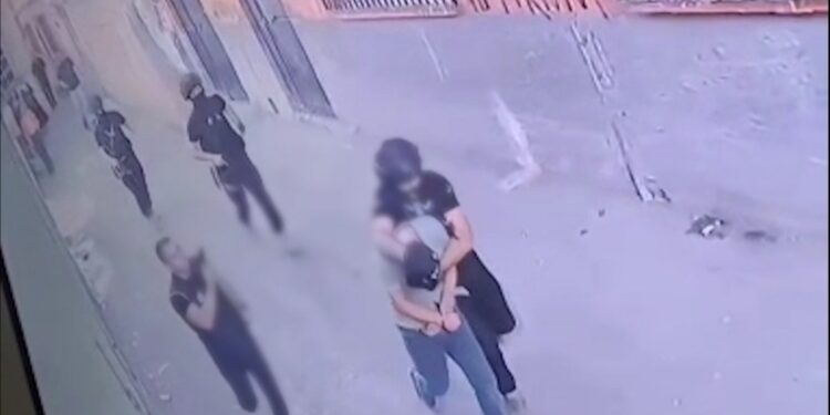 Polis Adana’da bir genci darp ederek gözaltına aldı