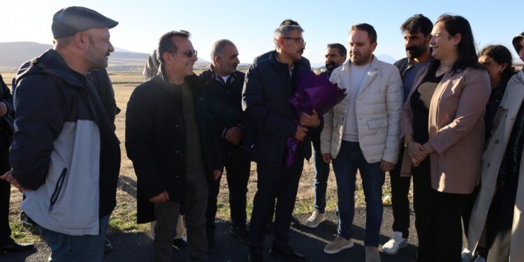 32 yıldan sonra tahliye edilen Öztürk’e memleketinde kitlesel karşılama