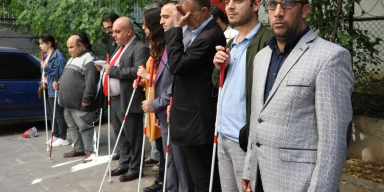 Görme engelliler sorunlarının çözümünü istedi