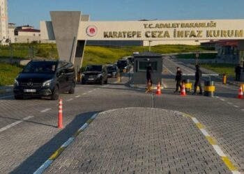Jandarma kelepçeli muayeneye karşı çıkan tutsağı darp etti