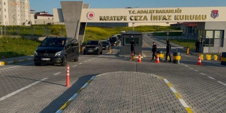Jandarma kelepçeli muayeneye karşı çıkan tutsağı darp etti