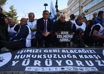 Emekçiler Madenci Anıtı önünde oturma eylemi başlattı