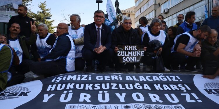 Emekçiler Madenci Anıtı önünde oturma eylemi başlattı