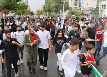 Miting ardından gençler ‘Barışın mimarı İmralı’da’ sloganıyla yürüdü