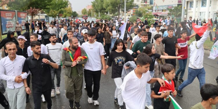 Miting ardından gençler ‘Barışın mimarı İmralı’da’ sloganıyla yürüdü