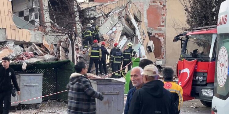 Gebze’de bina çöktü: Enkazda kalanlar var