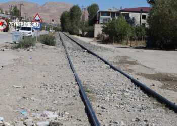 Wan’da beş mahalleden geçen tren hattı tehlike saçıyor