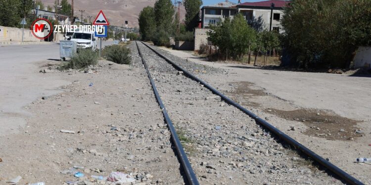 Wan’da beş mahalleden geçen tren hattı tehlike saçıyor