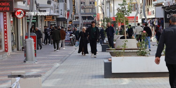 Wan’da 2 yılda 700 esnaf kepenk indirdi