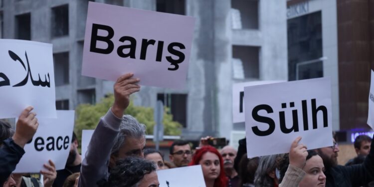 Polis ablukasında barış açıklaması