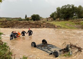 İzmir’de sağanak yağış: Foça’da 1 kişi kayıp
