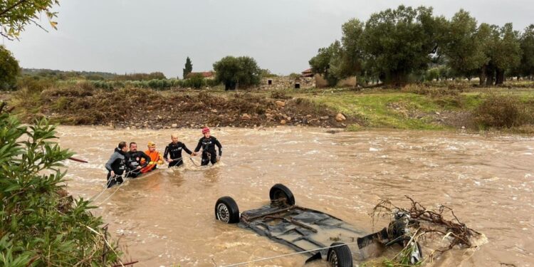 İzmir’de sağanak yağış: Foça’da 1 kişi kayıp