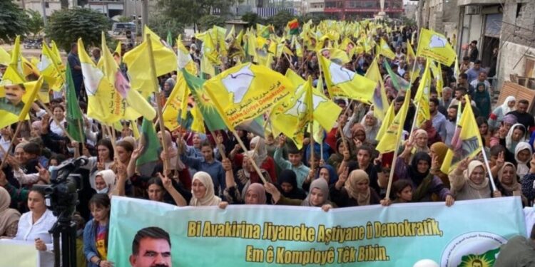 Kuzey ve Doğu Suriye kentlerinde ‘komplo’ protestosu