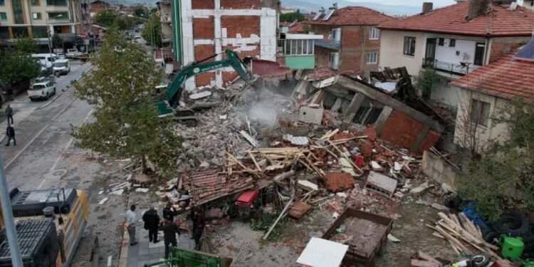 Sındırgı depreminde Manisa’da 83 yapı etkilendi